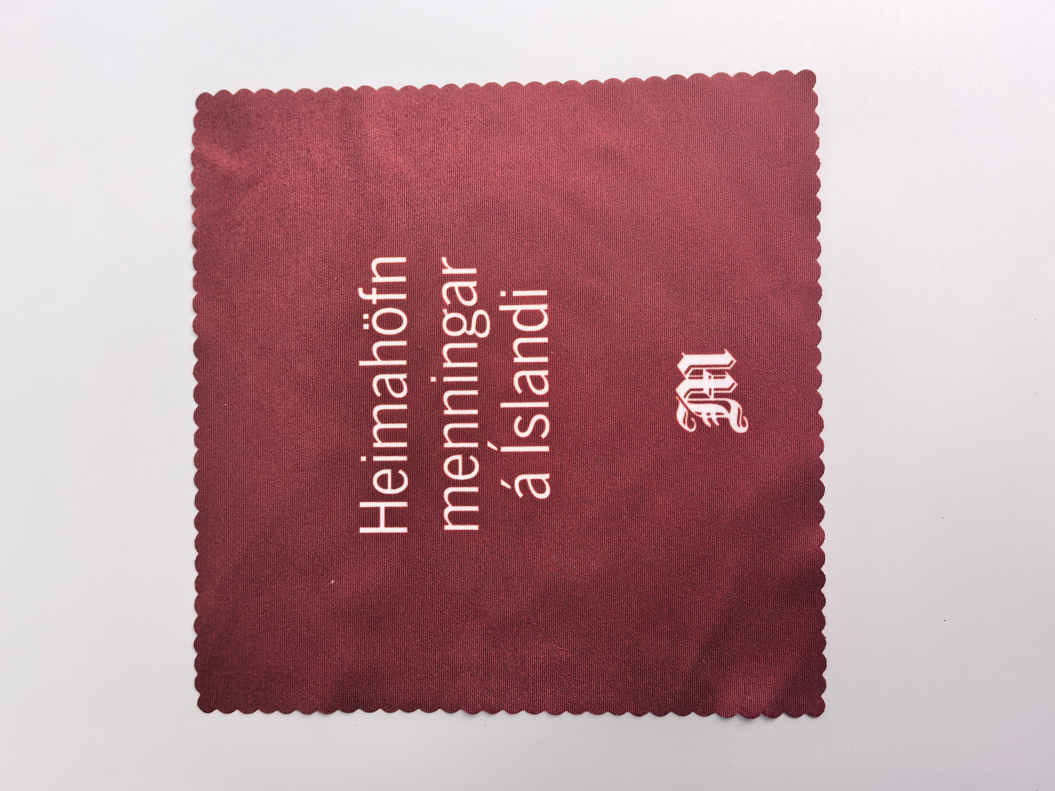 Merktir gleraugnaklútar með lógó