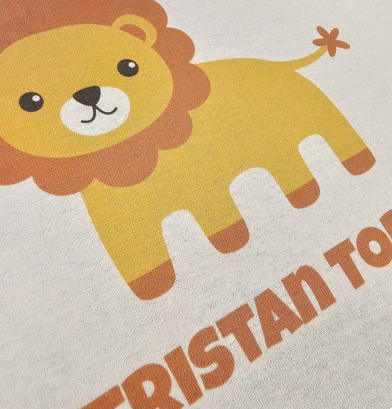 Barnabolur - með Ljóni og nafni barnsins - Hvítur bolur