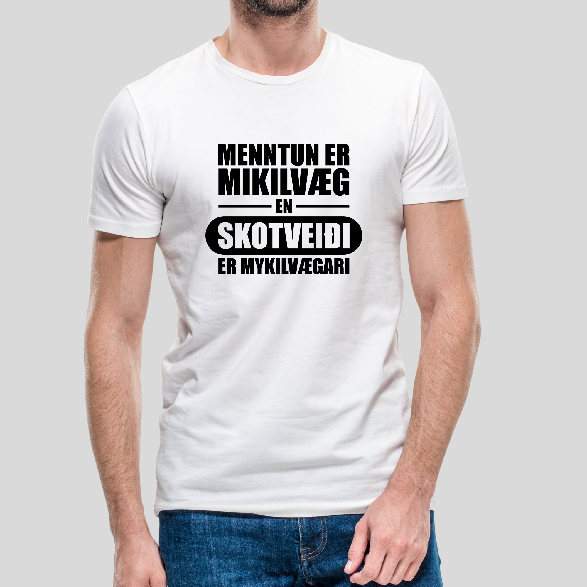 MENNTUN ER MIKILVÆG EN SKOTVEIÐI - Stuttermabolur