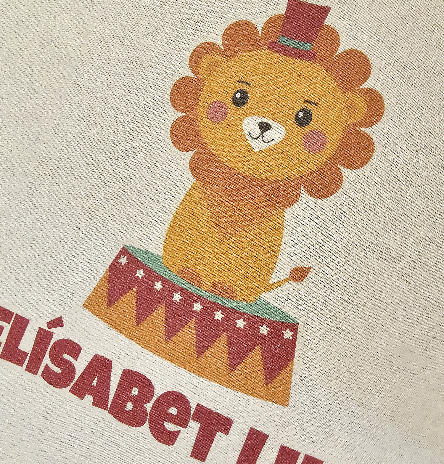 Barnabolur - með Sirkús Ljóni og nafni barnsins - Hvítur bolur