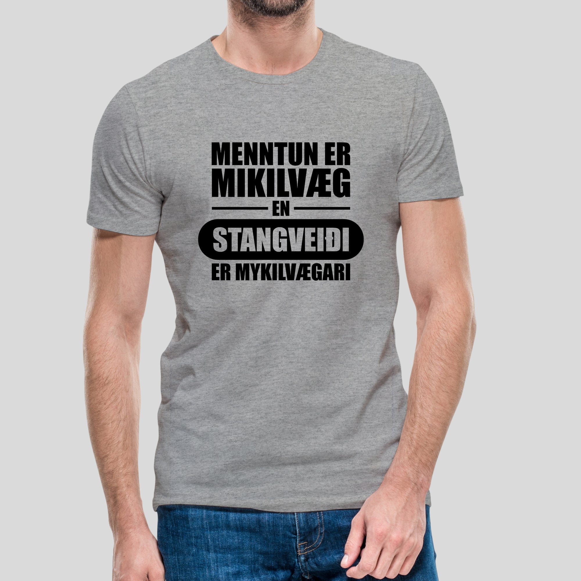 MENNTUN ER MIKILVÆG EN STANGVÆÐI - Stuttermabolur