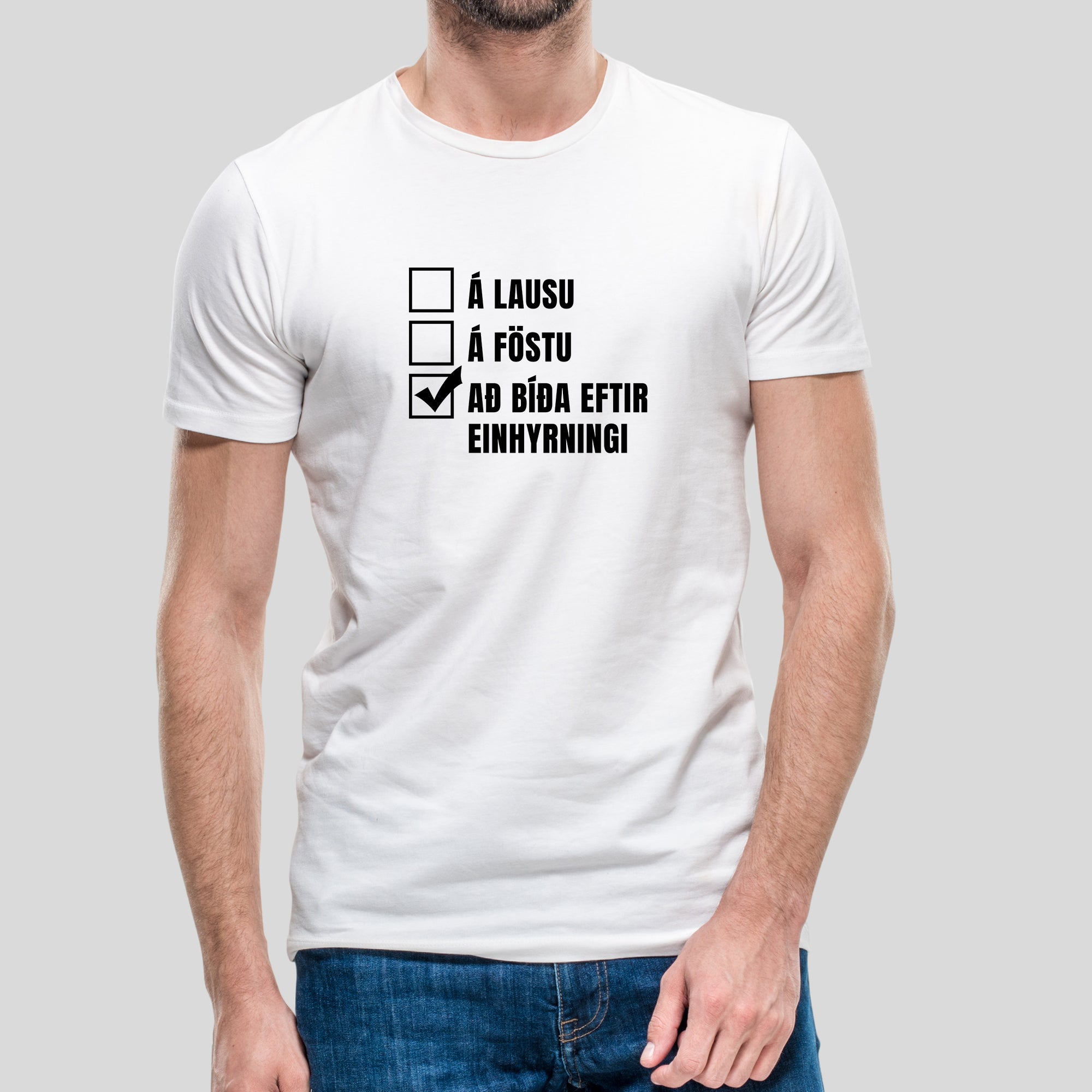 Á LAUSUÁ FÖSTU BÍÐA EFTIR EINHYRNINGI - Hvítur bolur