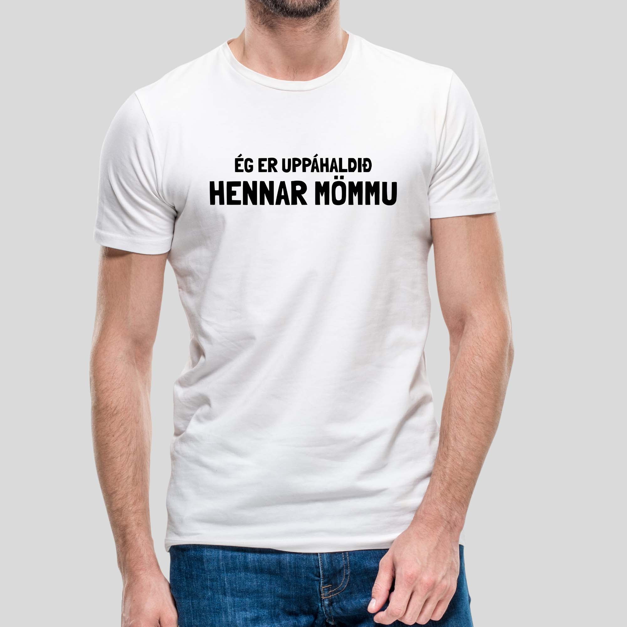 ÉG ER - UPPÁHALDIÐ MÖMMU - Hvítur bolur