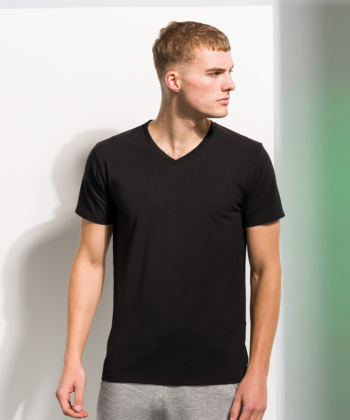 Stuttermabolir - Men's Feel Good Stretch V-neck T-shirt