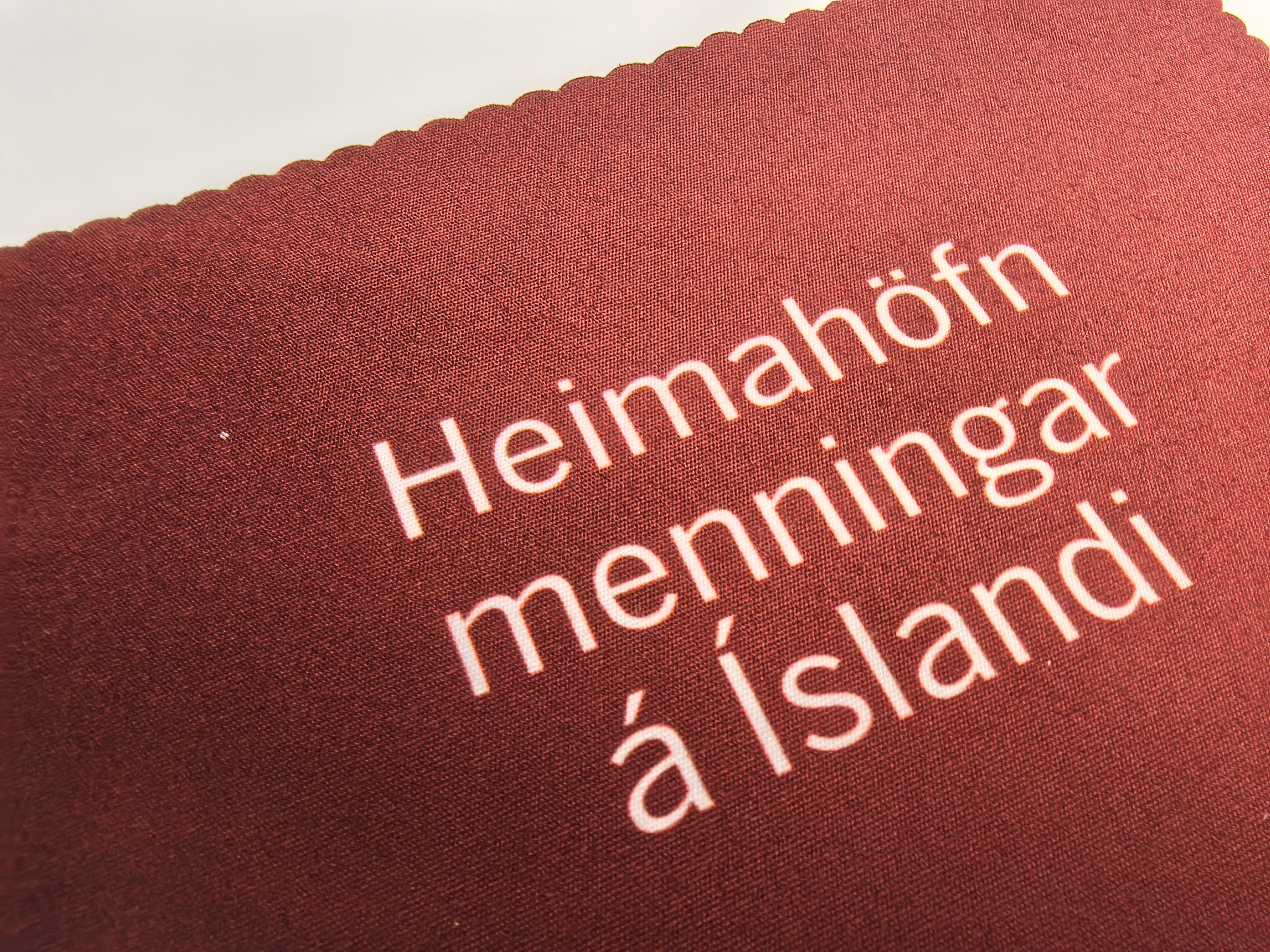 Merktir gleraugnaklútar með lógó