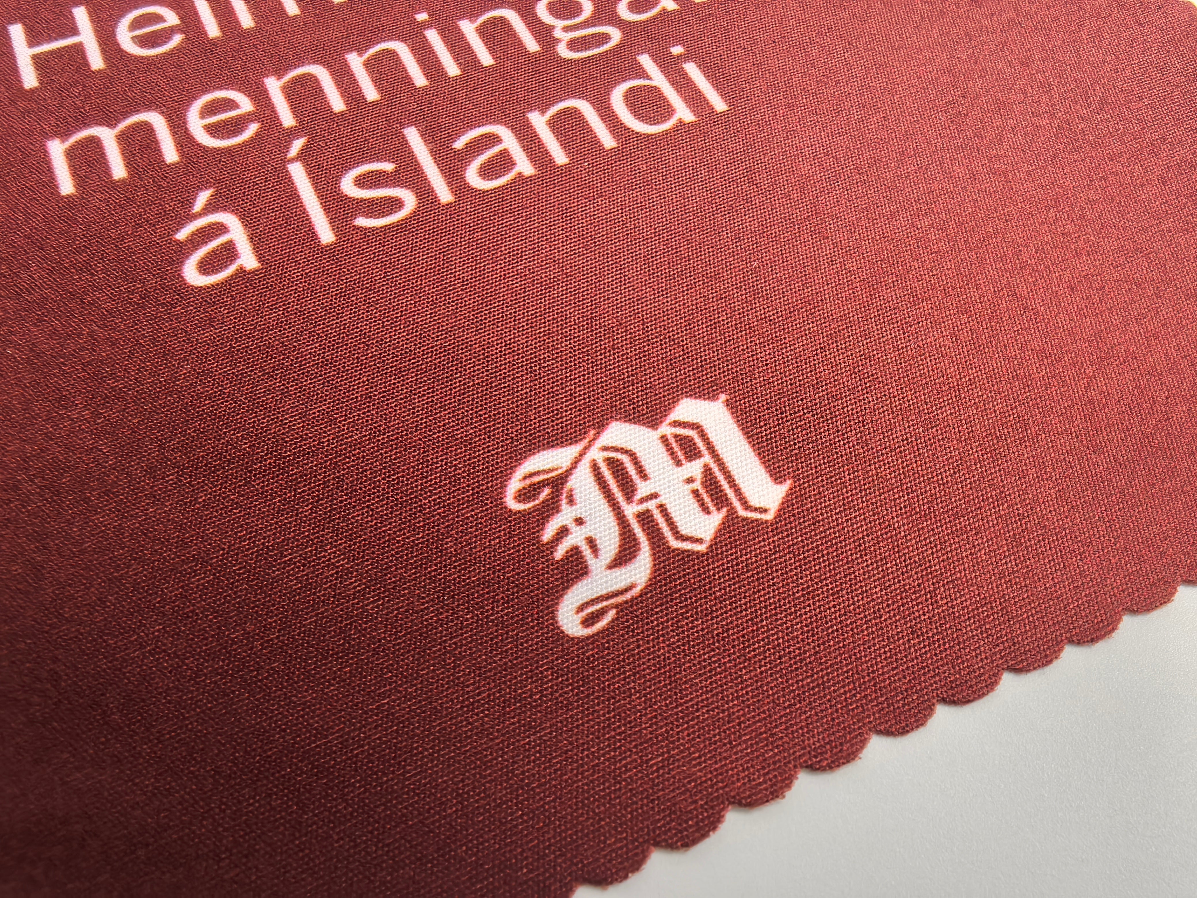 Merktir gleraugnaklútar með lógó