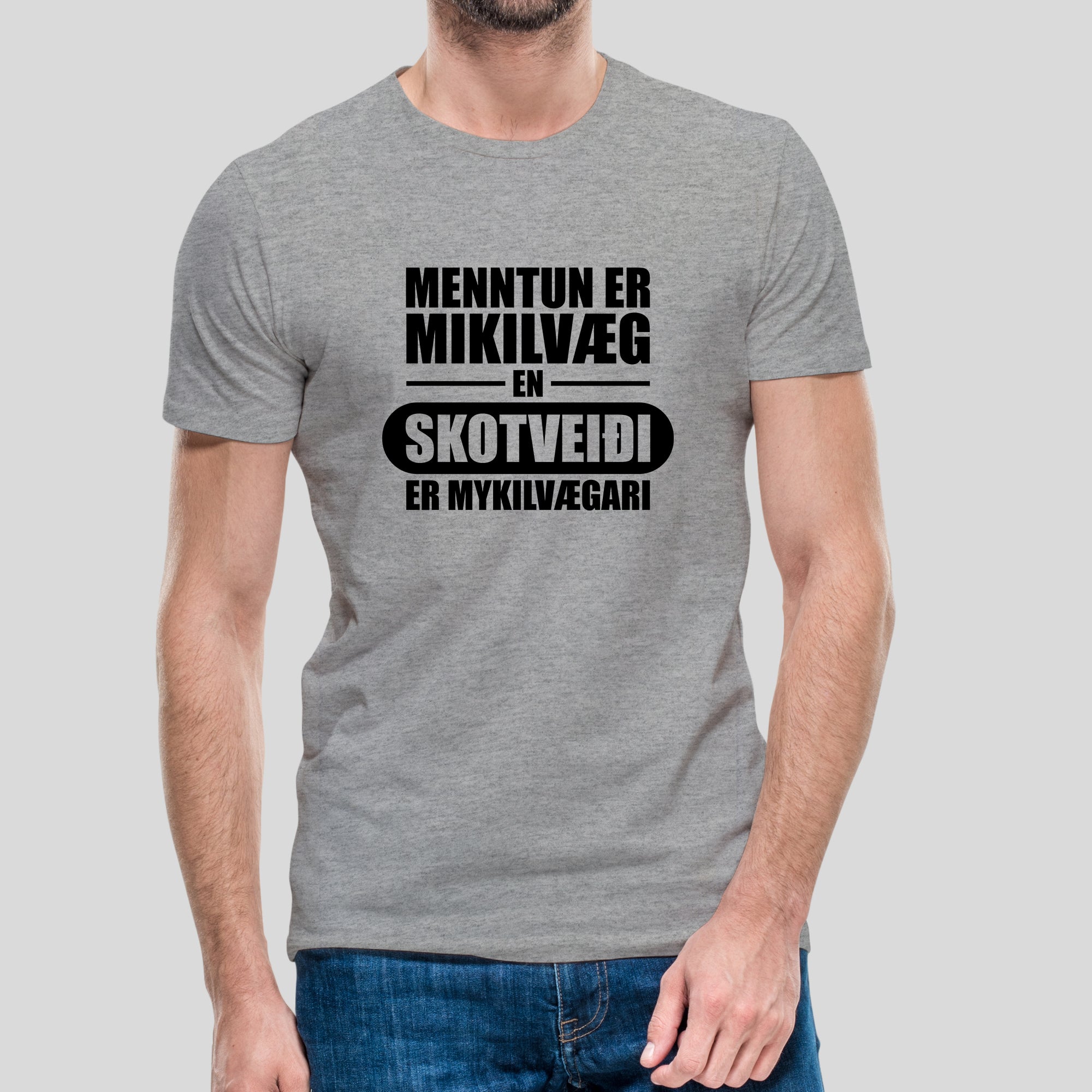 MENNTUN ER MIKILVÆG EN SKOTVEIÐI - Stuttermabolur